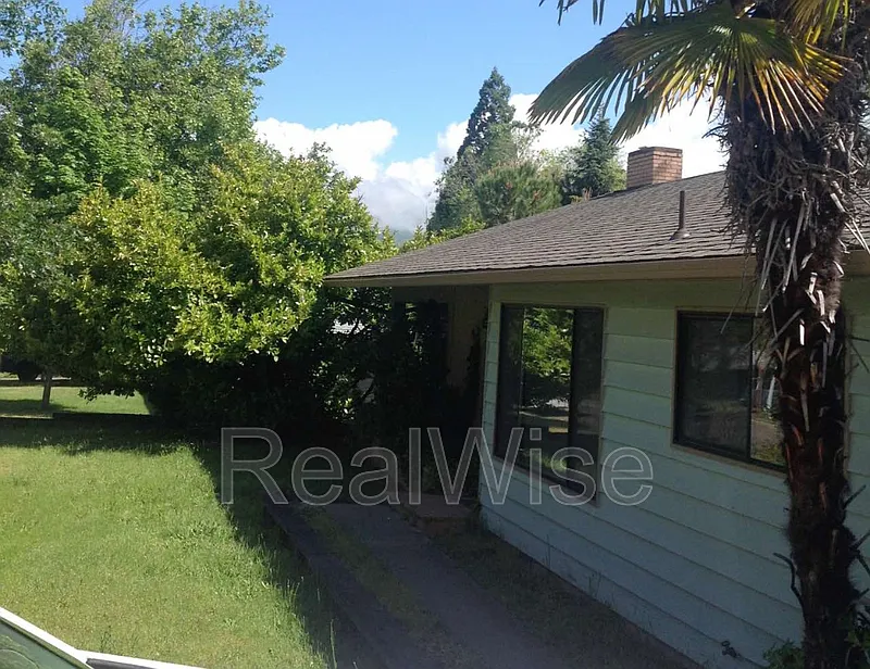 3 bed, 2.0 bath, 1636 sqft, $2,095 — Photo 2