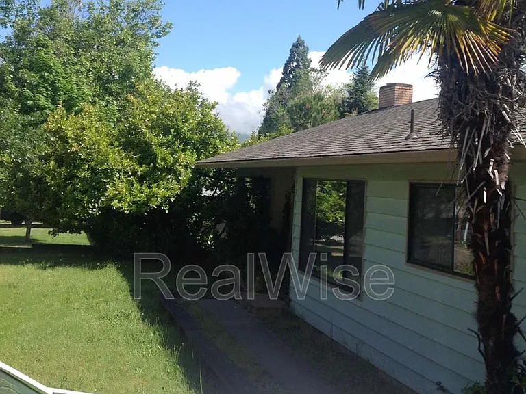 860 Glendale Ave — Photo 2