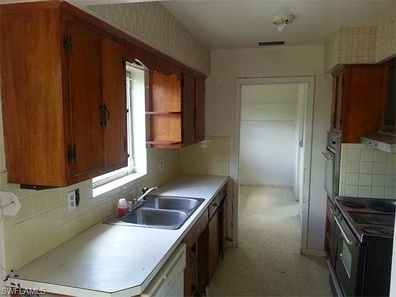 3rd image of 433 Buena Vista Blvd