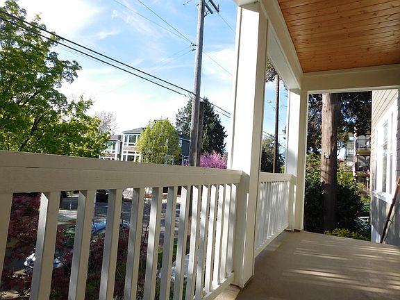 4th image of 2046 Franklin Ave E #11