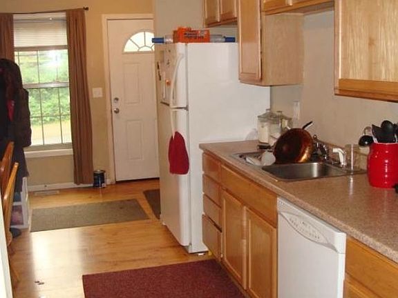 3rd image of 432 Curtice St E