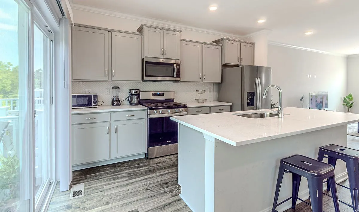 4 bed, 3.5 bath, 1980 sqft, $3,200 — Photo 3
