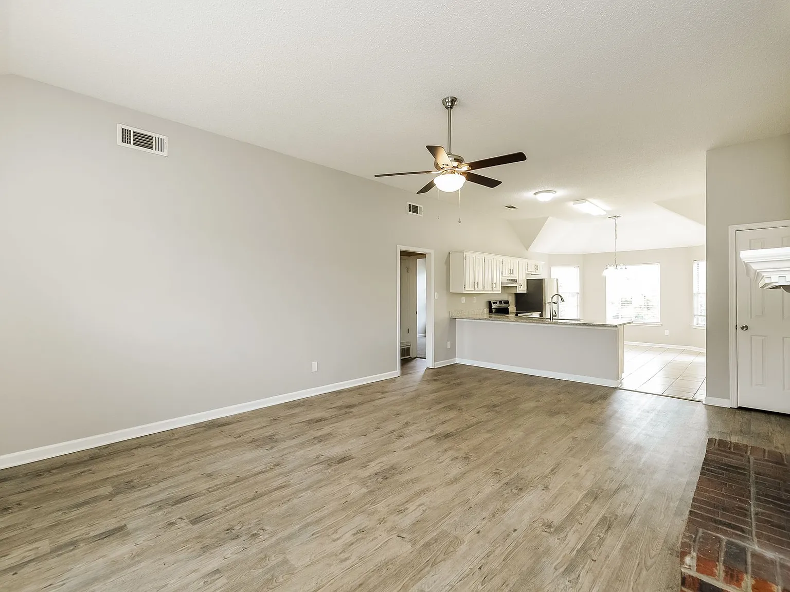 3 bed, 2.0 bath, 1295 sqft, $1,725 — Photo 3