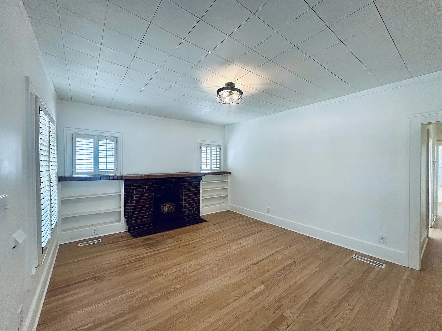 Completely remodeled and ready for its new tenant! — Photo 2