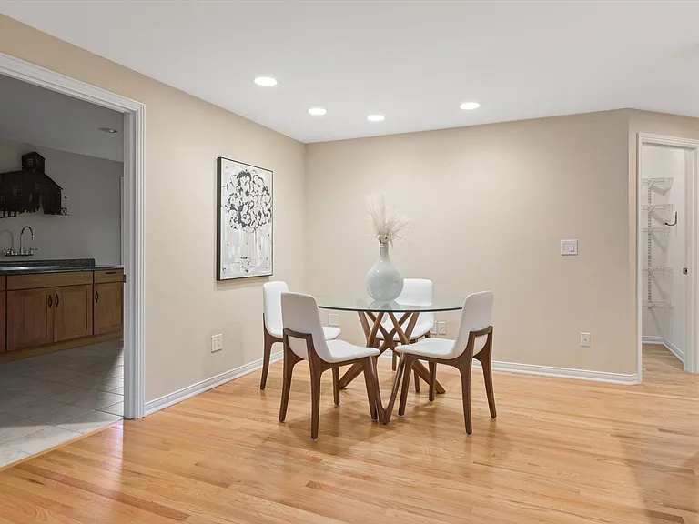 22215 SE 32nd St — Photo 17