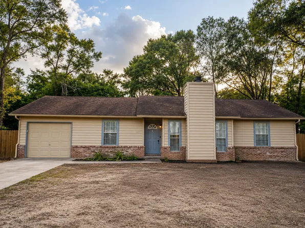 303 Springwood Cir, Crestview, FL 32536