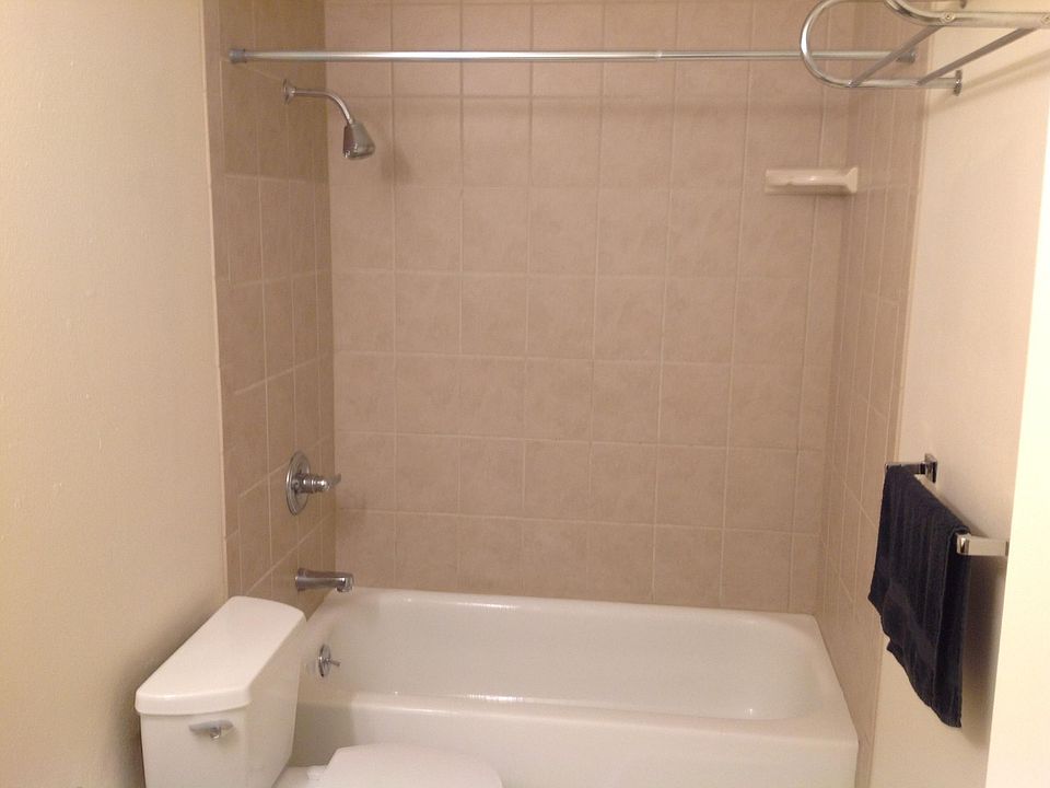 Hallway bath with tub