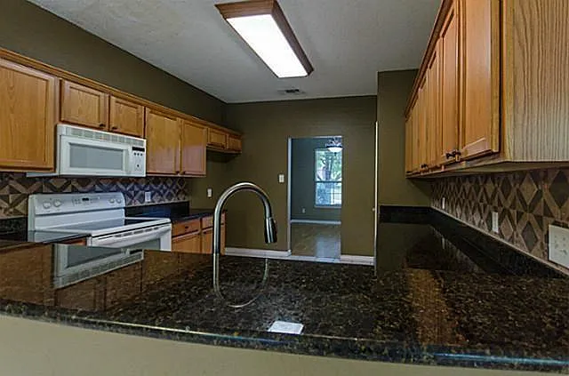 4 bed, 2.5 bath, 2334 sqft, $2,495 — Photo 4