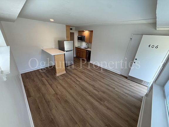 3rd image of 1900 Queen St #406