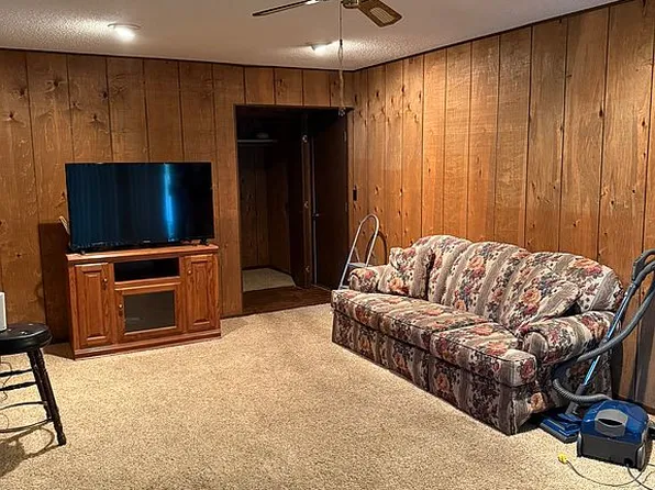127 S 6th St, Witt, IL 62094