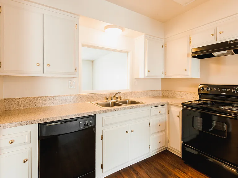The Beautiful Islander Apartments! — Photo 10