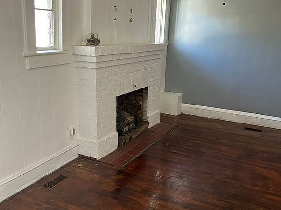 2nd image of 1009 E Leicester Ave