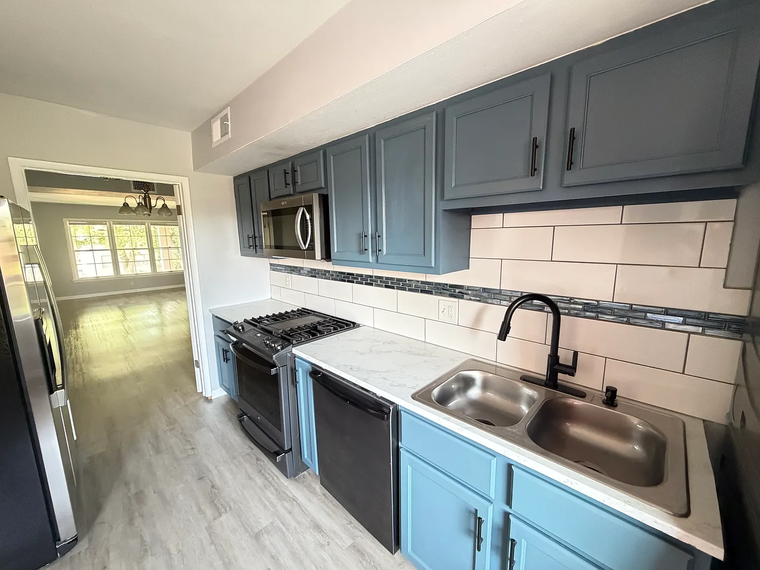 3 bed, 1100 sqft, $2,050 — Photo 2