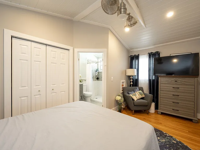 415 Julia St — Photo 18
