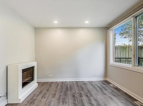 5th image of 2344 W Wolfram St Unit G