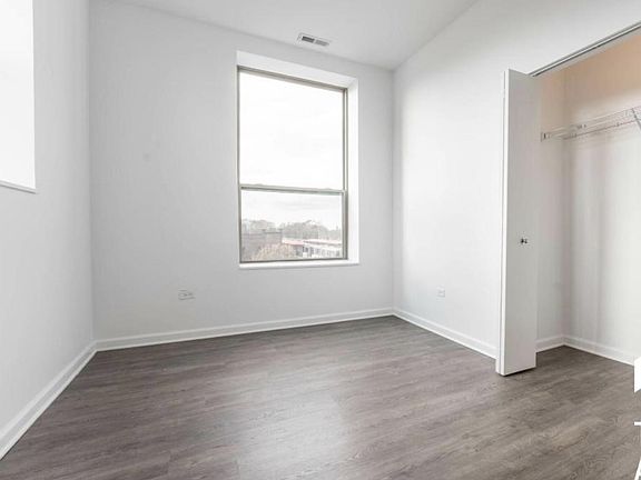 5th image of 934 W Dakin St #106