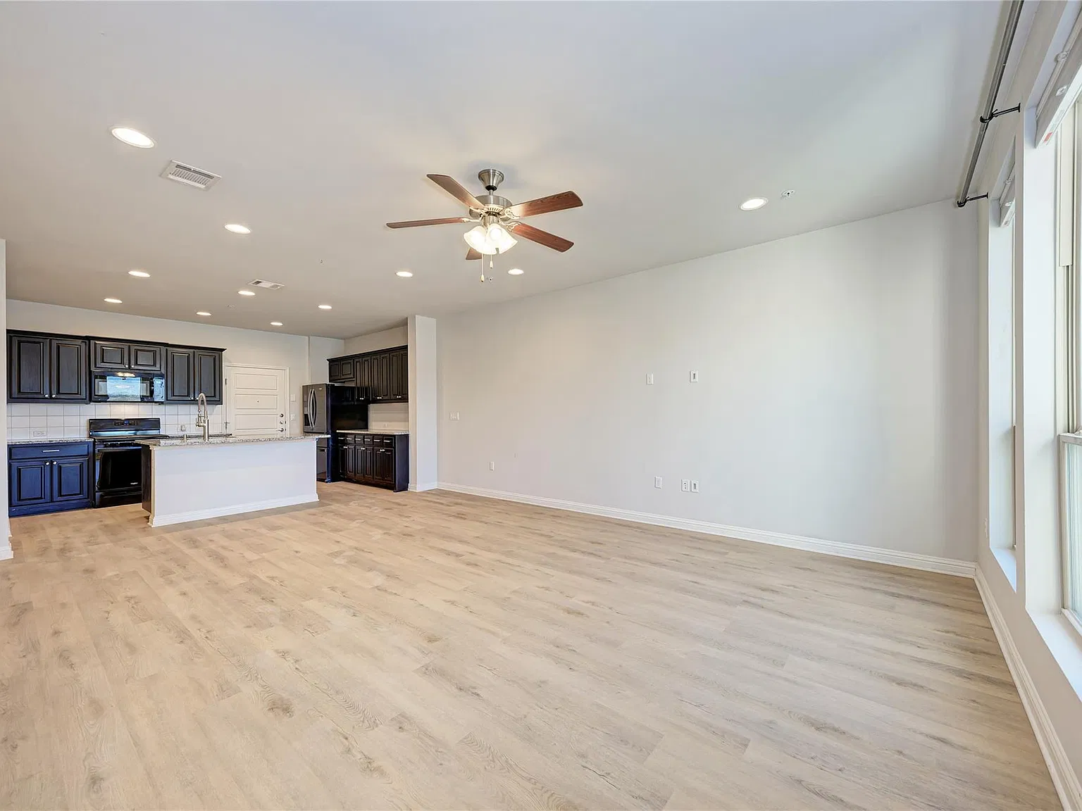 3 bed, 2.5 bath, 1655 sqft, $2,300 — Photo 4