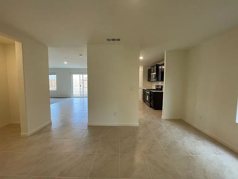661 Suzanne Dr — Photo 6