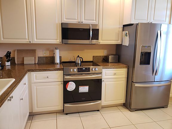 5th image of 22 Harbour Isle Drive W #303