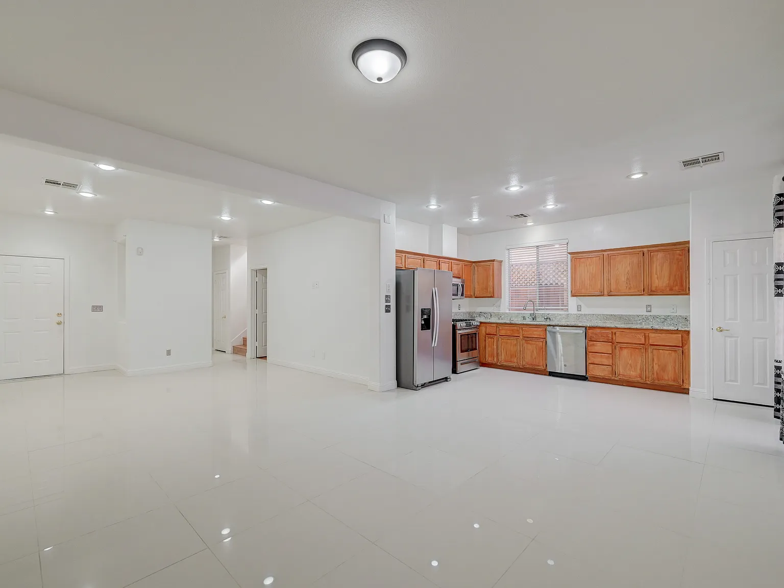 4 bed, 1730 sqft, $2,550 — Photo 3