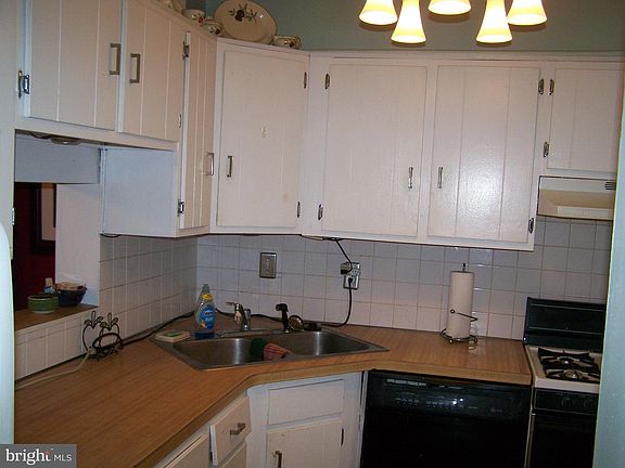 3rd image of 240 King William St #240