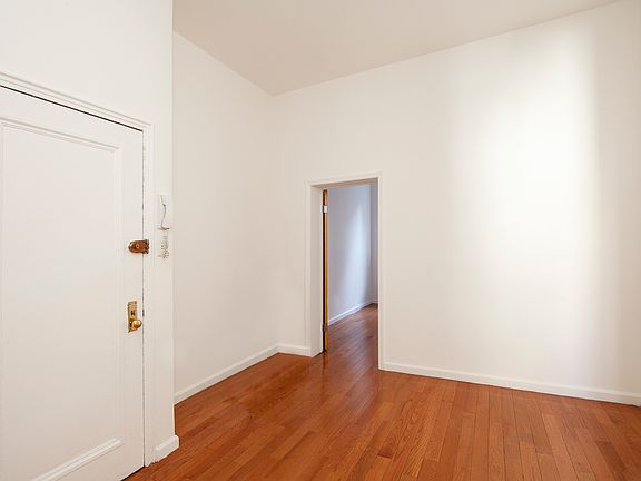 4th image of 208 E 10th St APT 5