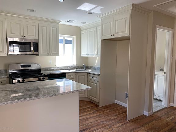 4th image of 326 Hillside Ave