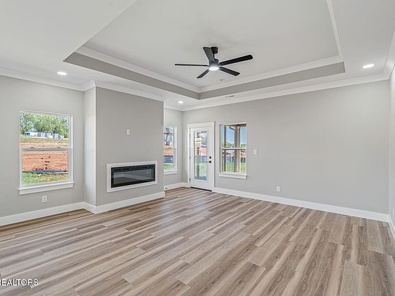 5th image of 921 Stratford Ave