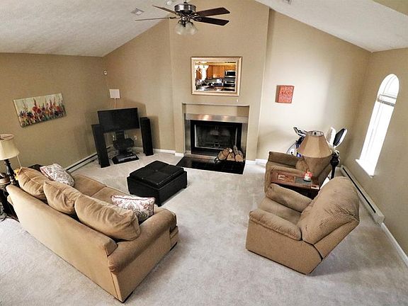 4th image of 611 Hilltop Terrace Dr
