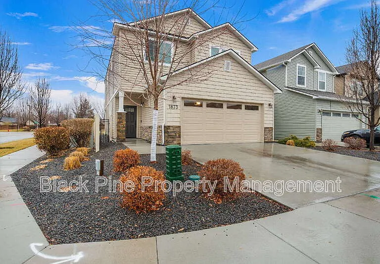 1873 N Justin Ave — Photo 2