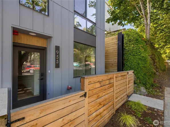 955 N 35th Street, Seattle, WA 98103