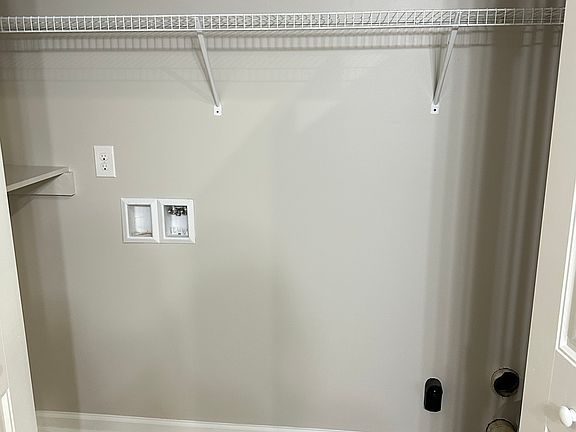 4th image of 2690 York Dr