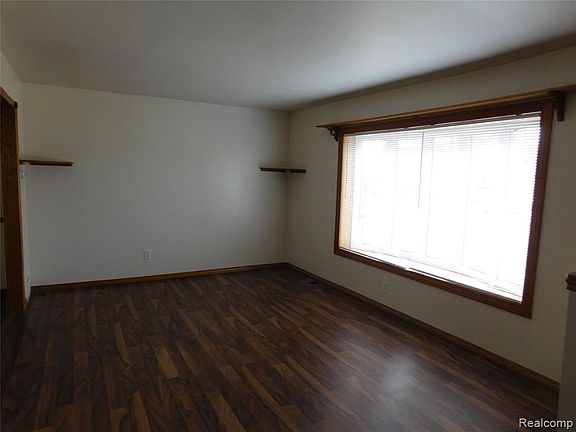 2nd image of 21400 Sunnydale St