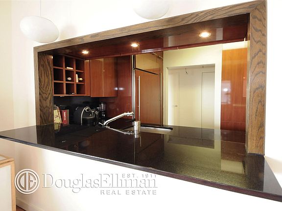 3rd image of 150-156 W 56th St APT 4503
