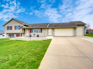 678 N Woods Edge Dr, Oregon, WI 53575