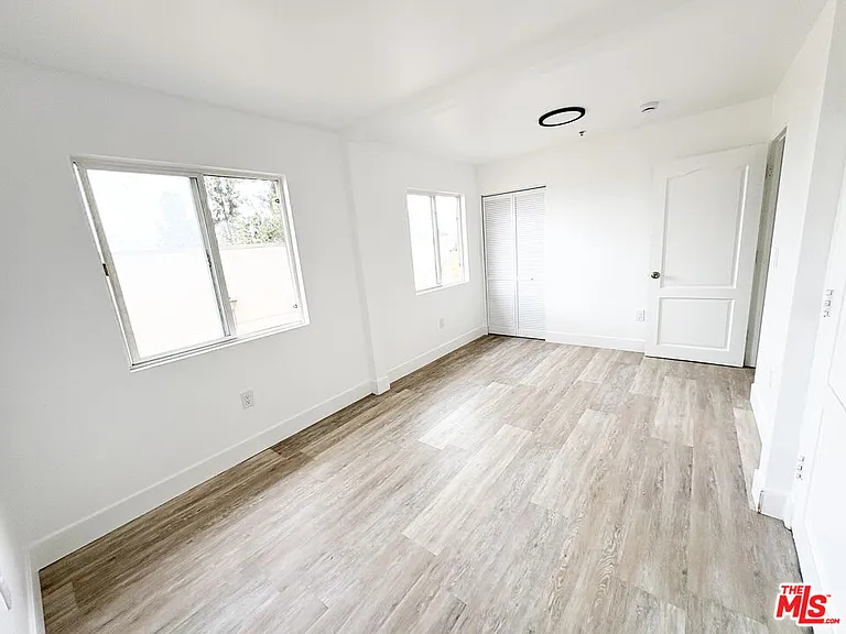 2637 S Manhattan Pl #8 — Photo 14