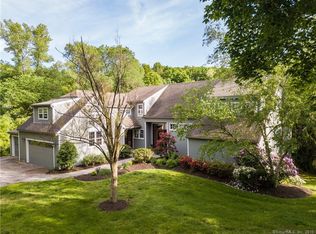 8 Hatters Ln, Farmington, CT 06032