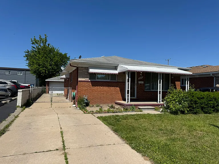 8847 Woodbine — Photo 1