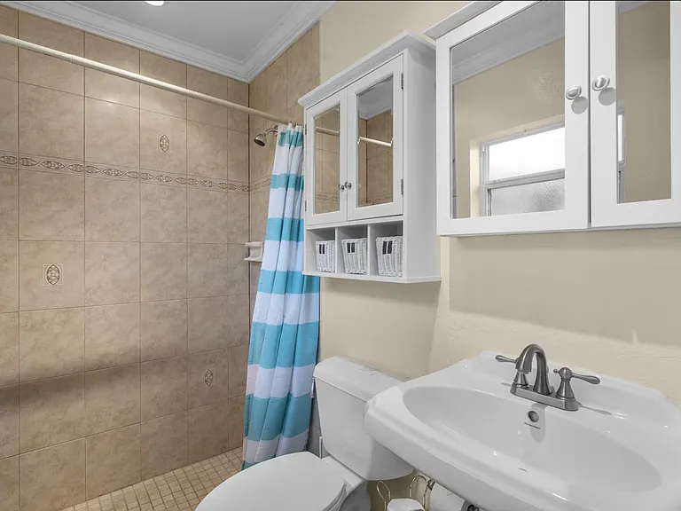 991 SE Walters Ter — Photo 14