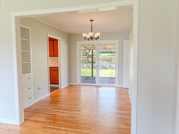 3rd image of 590 SE Conyers St