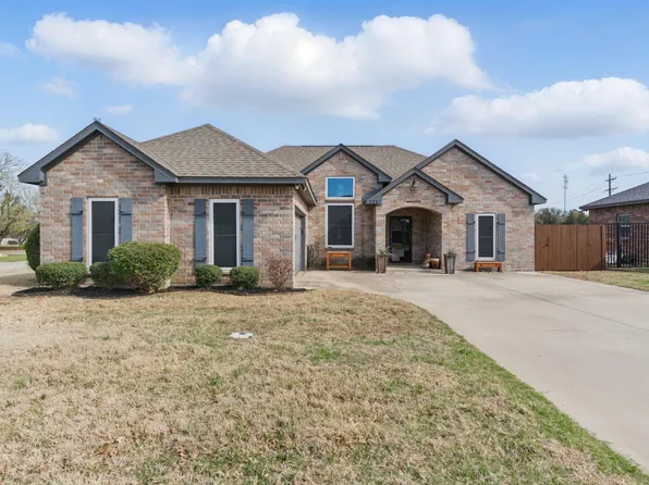 711 Meadow Ln, Bowie, TX 76230