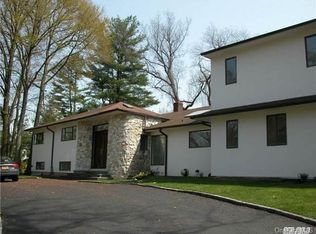 28 Split Rock Dr, Great Neck, NY 11024