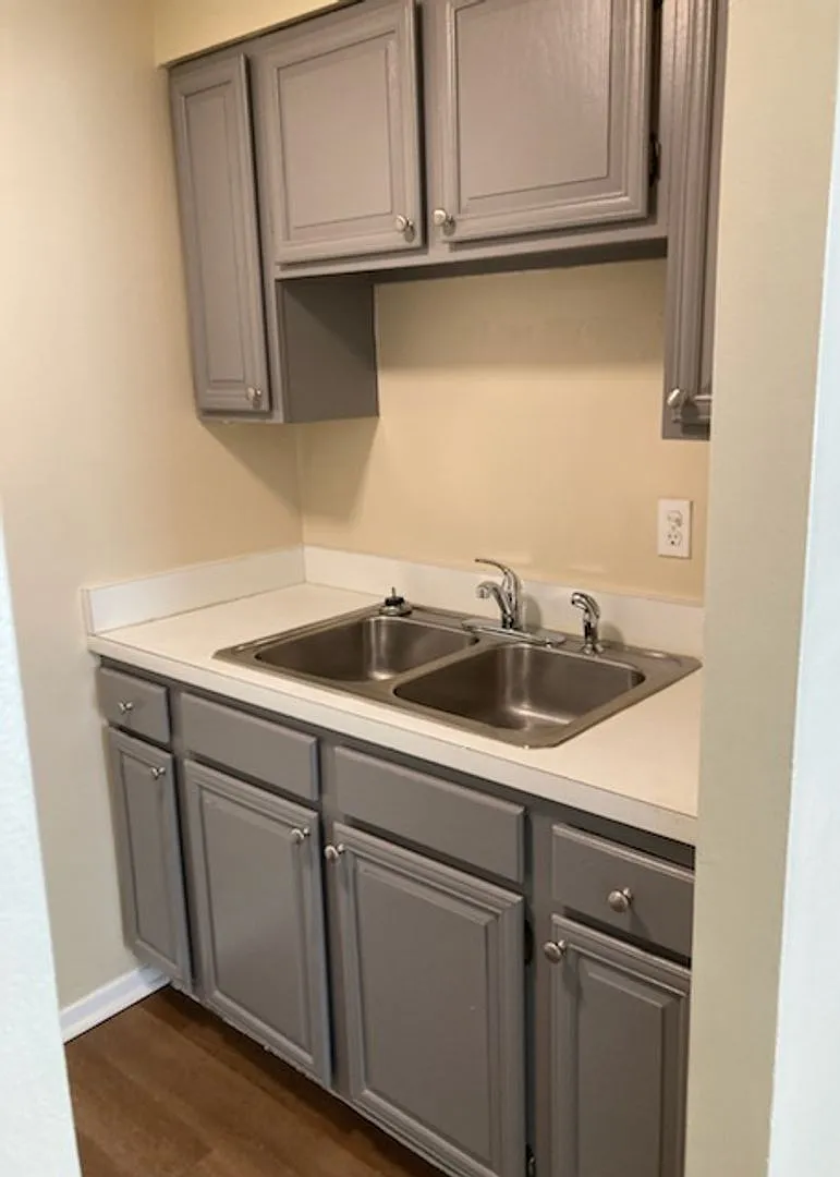 Morris Apartments — Photo 1