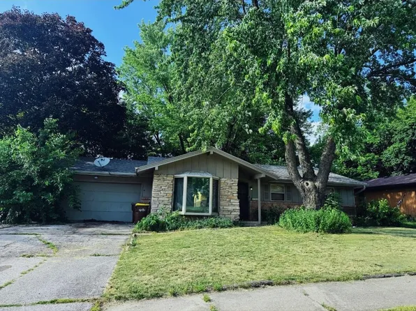 4830 E Lawn Dr, Rockford, IL 61108