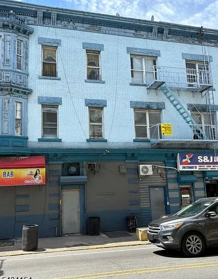 250 Straight St — Photo 1