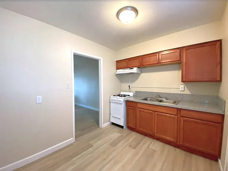 958 Barney St — Photo 7
