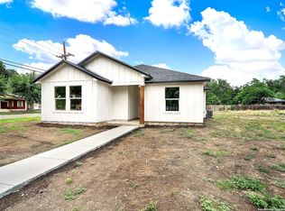 2105 Avenue P, Hondo, TX 78861