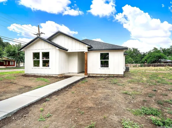 2105 AVENUE P, Hondo, TX 78861