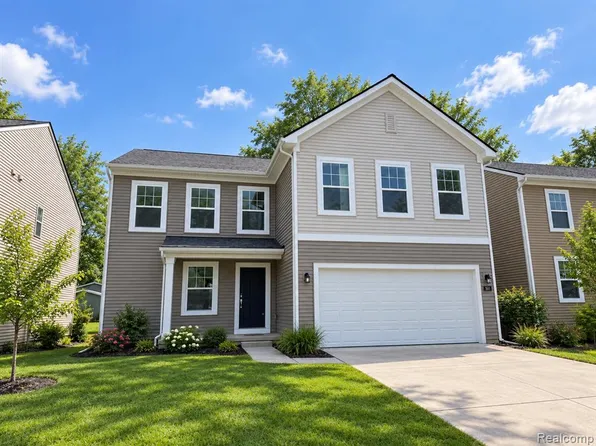 581 Village Point Cir, Waterford, MI 48328