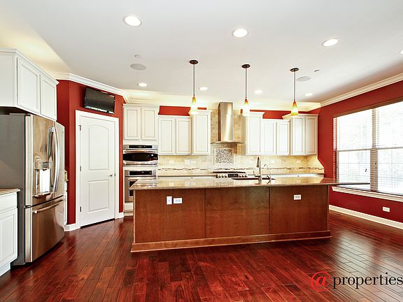 Chef's Kitchen: Stainless Appliances